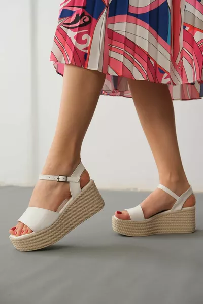 Bella Белые босоножки на каблуке с толстым ремешком и подкладкой