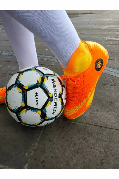 أحذية Astroturf مع الجوارب