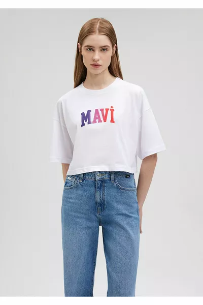 شعار مطبوع أبيض تي شيرت المحاصيل / قصة قصيرة 