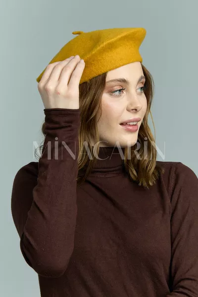 Fransız Ressam Keçe Bere Hardal