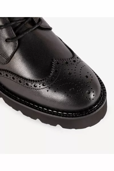 أحذية جلدية بأربطة