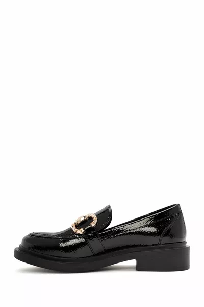 Schwarzer männlicher Loafer aus Lackleder mit Schnalle und Detail für Damen 