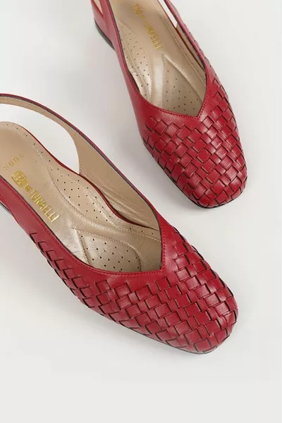 جلد طبيعي مضفر أحمر للسيدات مقاس  بكعب مبطن