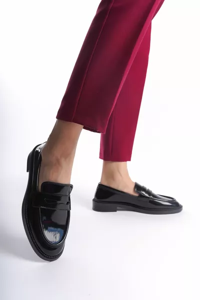 حذاء كاجوال نسائي أسود لامع 