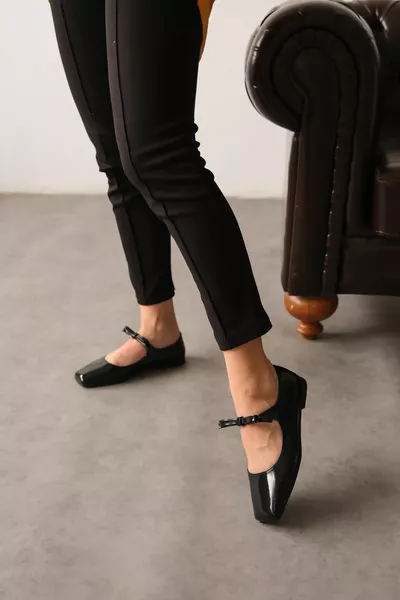 أحذية باليه كورتيك للسيدات - جلد لامع أسود