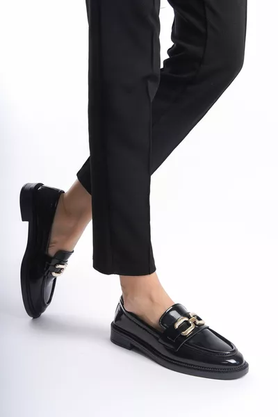 Черная лакированная женская повседневная обувь с пряжкой-цепочкой 