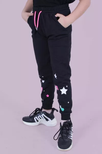 Pantaloni della tuta neri per bambina con dettagli a cuore e stelle