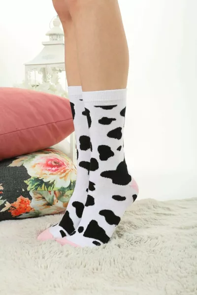 جوارب ملونة بنقشة البقرة