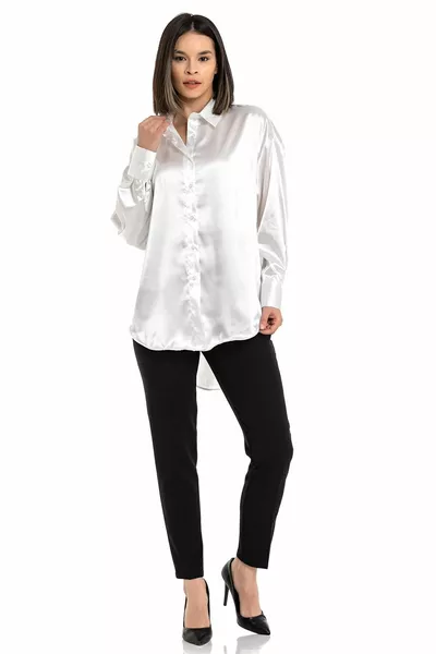 قميص نسائي أبيض رث بقصة