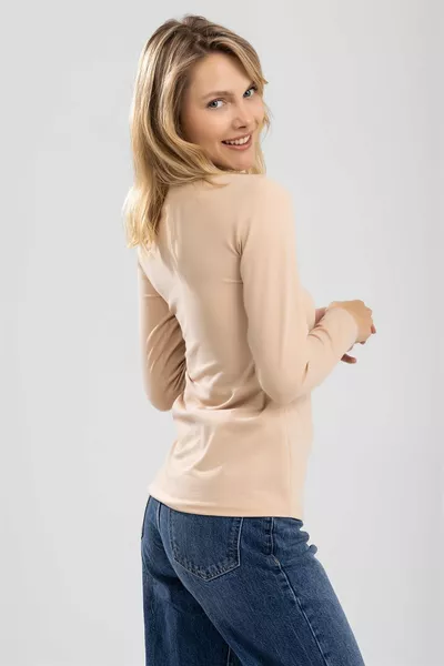 بلوزة نسائية مصنوعة من القطن بياقة دائرية وأكمام طويلة بلون بشرة