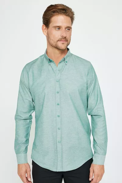 قميص رجالي ضيق القَصة، كم طويل، قماش أُكسفورد قطني، سهل الكي، باللون الأخضر وياقة بأزرار