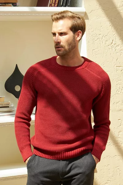 سترة صوفية رجالية من القطن بلون عنابي برقبة عالية وتريكو سبور