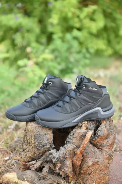 أسود مضاد للعرق العظام وحيد عدم الانزلاق عارضة أحذية كرة السلة.