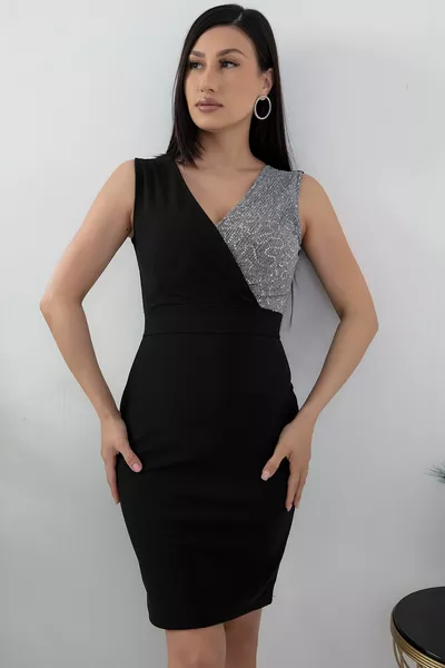 Korte avondjurk met dubbele rij knopen en pailletten 