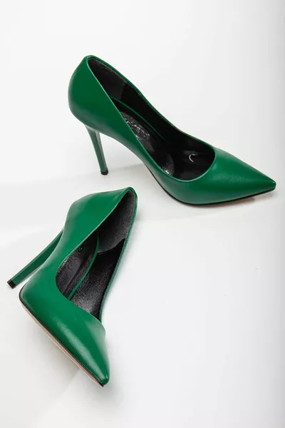 Женская трава на шпильке зеленая кожа