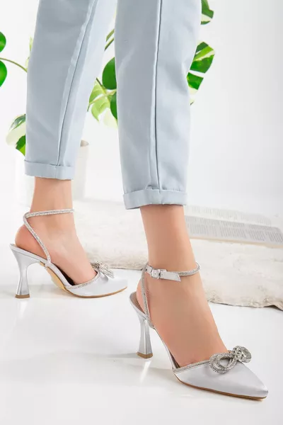 حذاء نسائي من الساتان الأثيني مع أحجار التفاف الكاحل