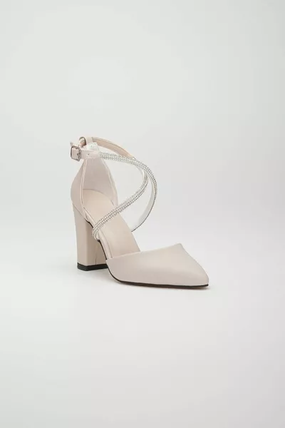 Klassische Schuhe mit Absatz und Kreuzsteinen für die neue Saison