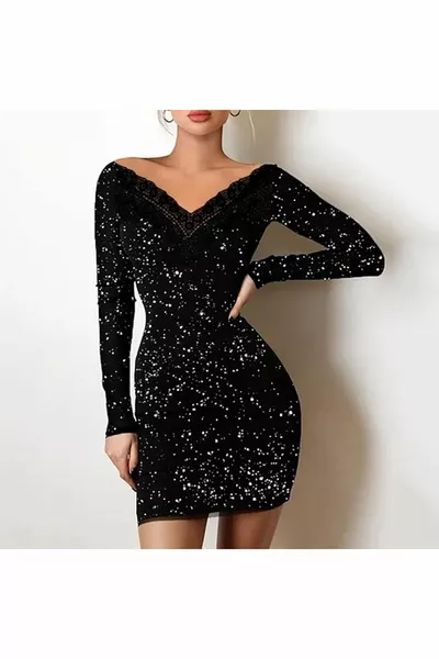 فستان مكشوف الكتفين باللون الفضي فوق الأسود