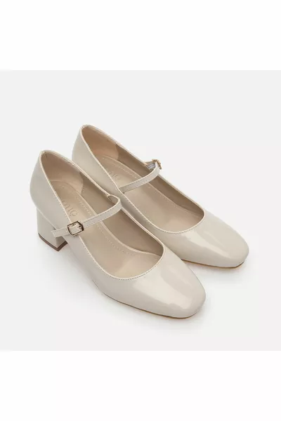 كعب نسائي سميك باللون البيج