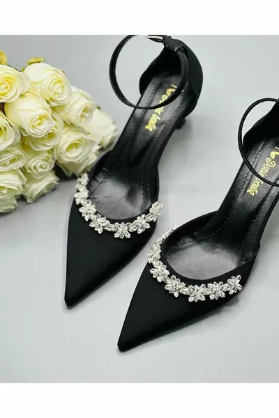 Damenschuhe aus silbernem Satin mit Steindetail auf der Vorderseite