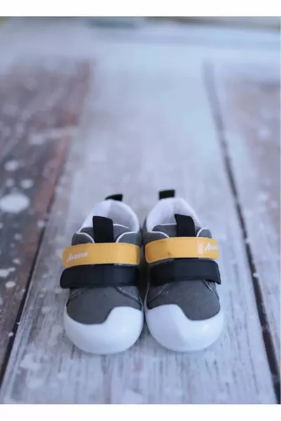 جلد طبيعي العظام الخطوة الأولى أحذية الطفل