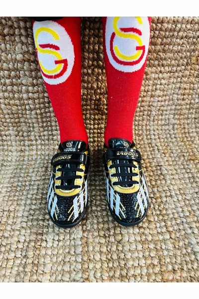 أحذية كرة القدم للأولاد