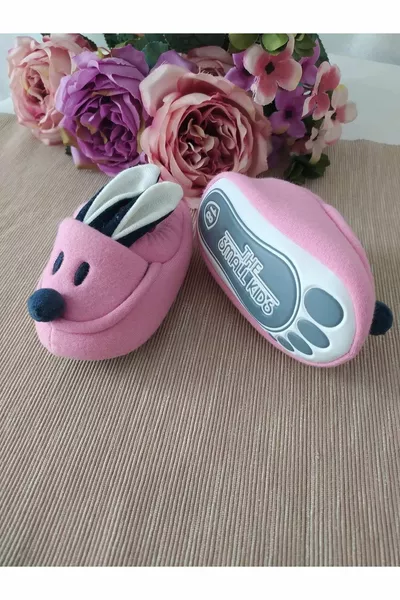 Bambini piccoli neonata con stivaletti di coniglio