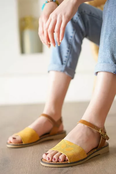 Sandales en peau de moutarde