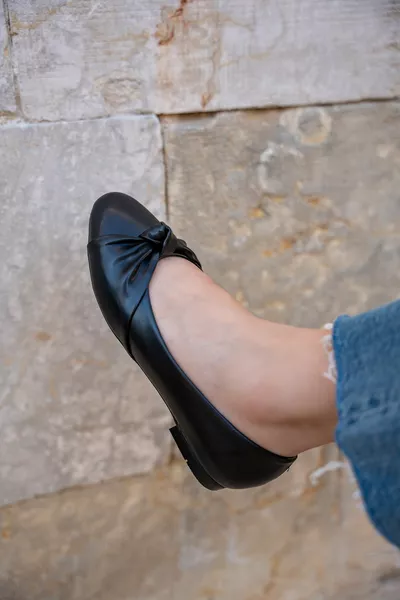 عربات التي تجرها الدواب عقدة سوداء القوس مفصلة المرأة الباليه الشقق