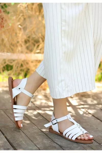 Бели кожени сандали Jikto