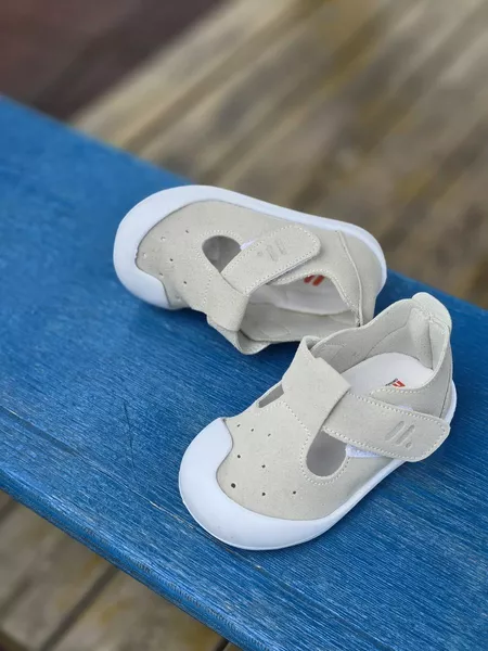 LA PREMIÈRE ÉTAPE EST DES CHAUSSURES ORTHOPÉDIQUES SOUPLES POUR BÉBÉ