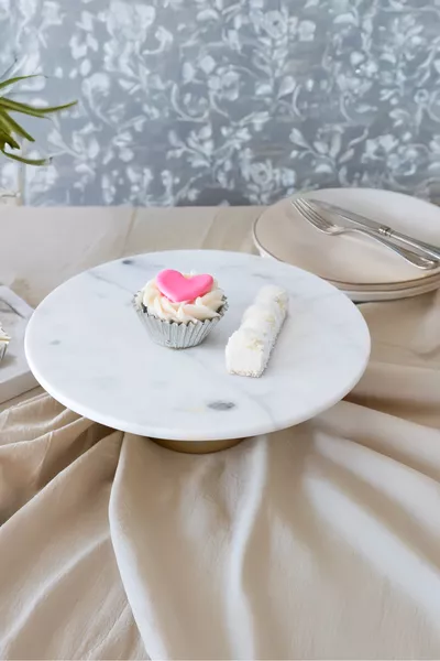 Marmeren ronde witte serveerschaal van  cm met metalen poot