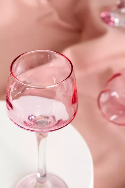 طقم أكواب ماء جانبية للقهوة قائم على ستة أشخاص باللون الوردي - تصميم أنيق وراقي