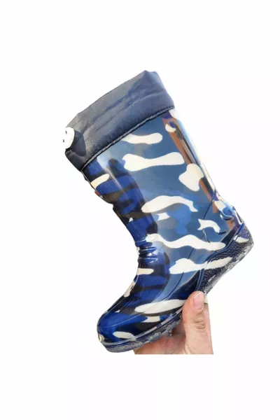 أحذية الصبي الصوفية في سن المراهقة