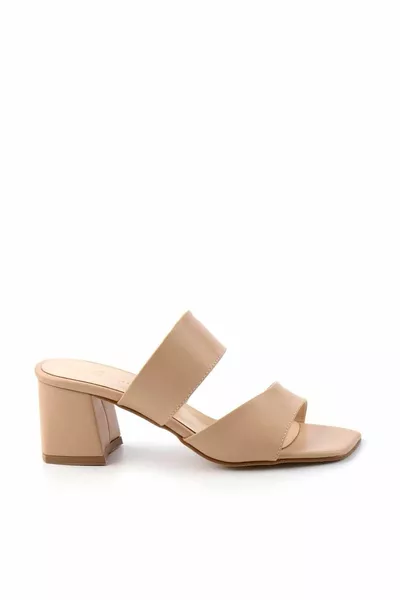 نعال نسائية عارية 