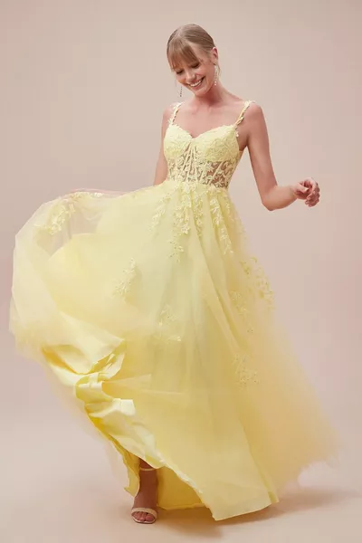 Gelbes langes Kleid aus Spitze mit dünnen Trägern