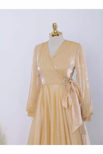 Abendkleid aus Tüll mit V-Ausschnitt und Brosche