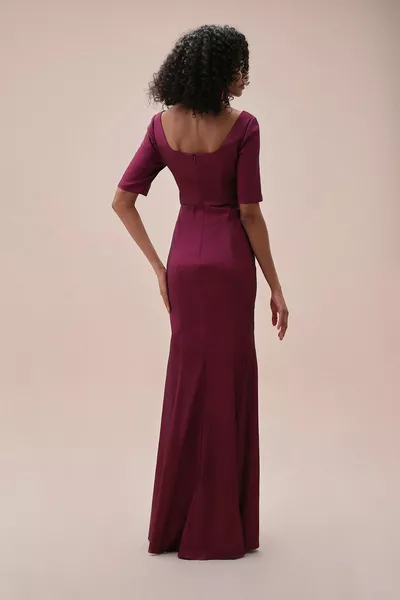 Satijnen avondjurk met korte mouwen en lange split