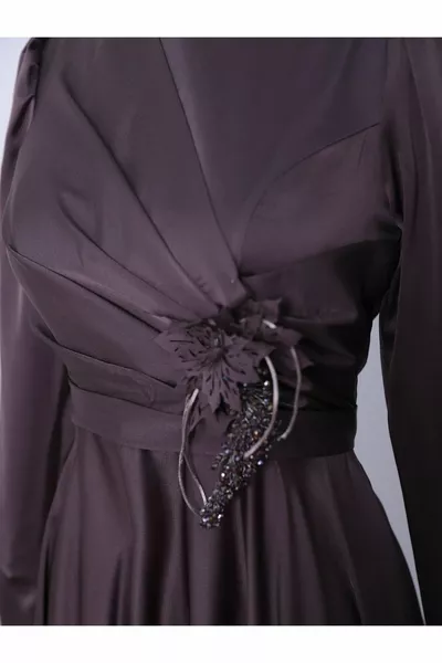 Robe de soirée en satin drapé à détails rose à la taille