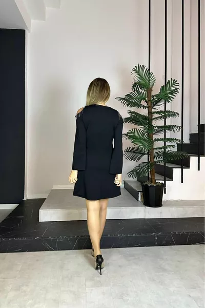  الكتف مفصلة اللباس الأساسي الأسود