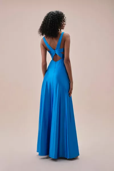 فستان طويل بقصة منخفضة من الساتان الأزرق
