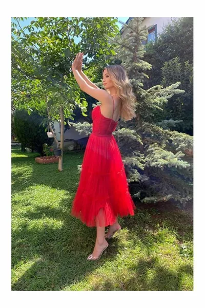 Robe de soirée bouffante à bretelles drapée