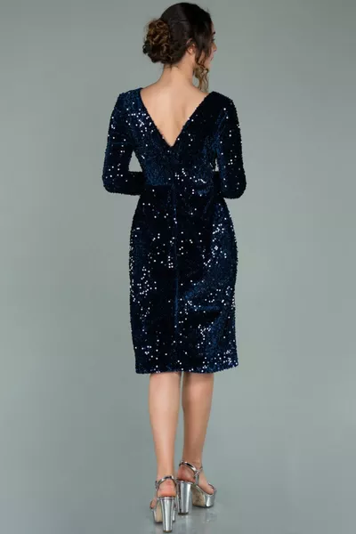 Robe d’invitation courte à paillettes à manches longues et col en V bleu marine 