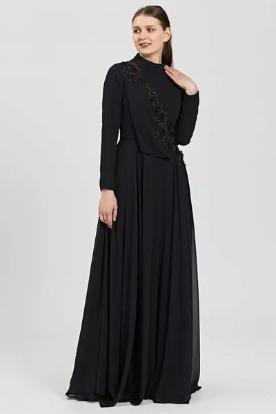 مطرزة بالأزهار ، ياقة مهيمنة ، فستان سهرة شيفون أسود