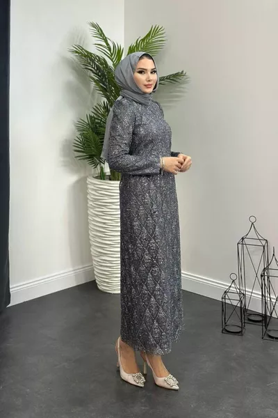 Geräucherte Bündel von Abendkleidern