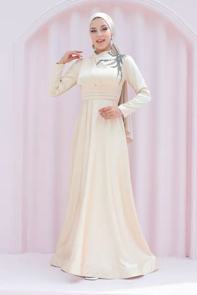 فساتين سهرة من الساتان البيج