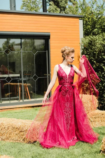 Abito da sera con coda di paillettes ciliegia