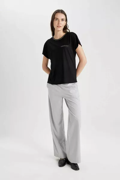 تي شيرت بأكمام قصيرة بريق بقصة عادية SP