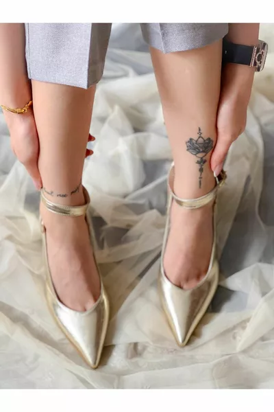صنادل كلاسيكية بحزام كعب قصير ذهبي من دبي ومقدمة مدببة