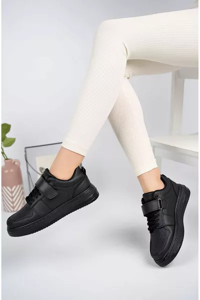 Zwarte sneakers met klittenband met lage zool